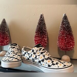 Vans Women's Black and White Daisy Sneakers